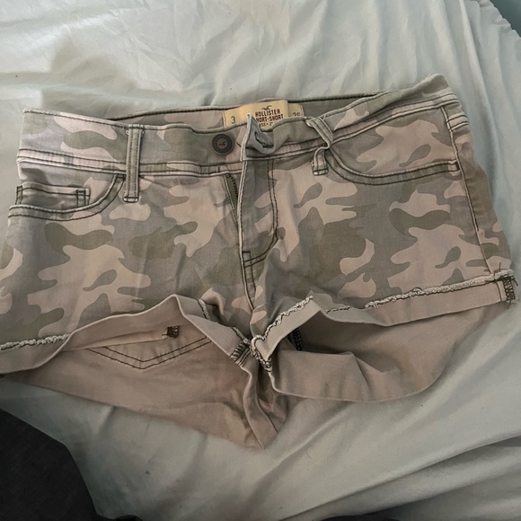 Hollister low rise camo short-short (size 3, 26w) - Picture 1 of 2